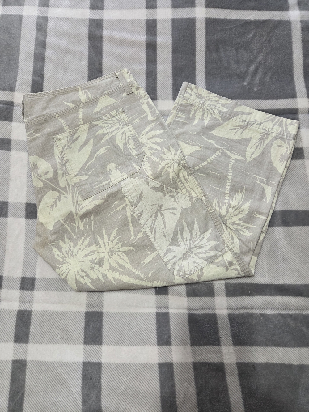 Women's Tropical-Print Capris in Light Beige